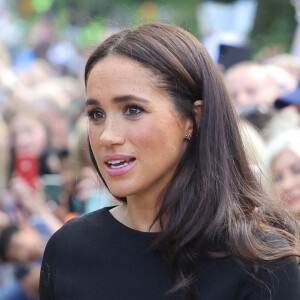 Meghan Markle, duchesse de Sussex à la rencontre de la foule devant le château de Windsor, suite au décès de la reine Elisabeth II d'Angleterre.