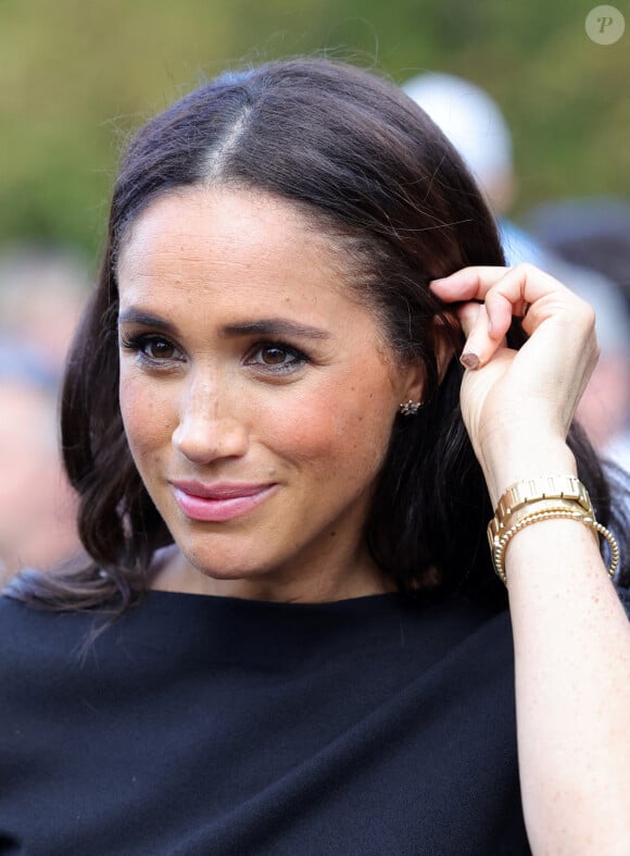 Meghan Markle, duchesse de Sussex à la rencontre de la foule devant le château de Windsor, suite au décès de la reine Elisabeth II d'Angleterre. Le 10 septembre 2022 