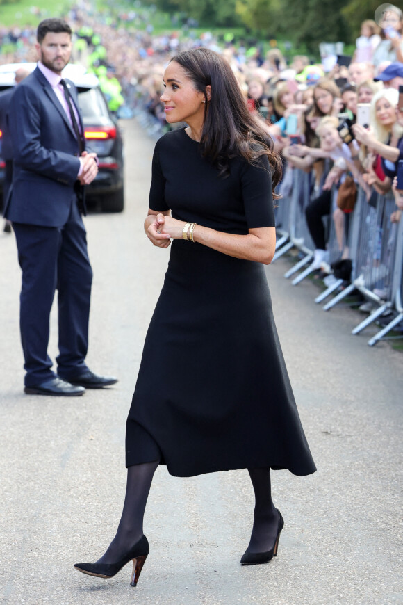 Meghan Markle, duchesse de Sussex à la rencontre de la foule devant le château de Windsor, suite au décès de la reine Elisabeth II d'Angleterre. Le 10 septembre 2022 