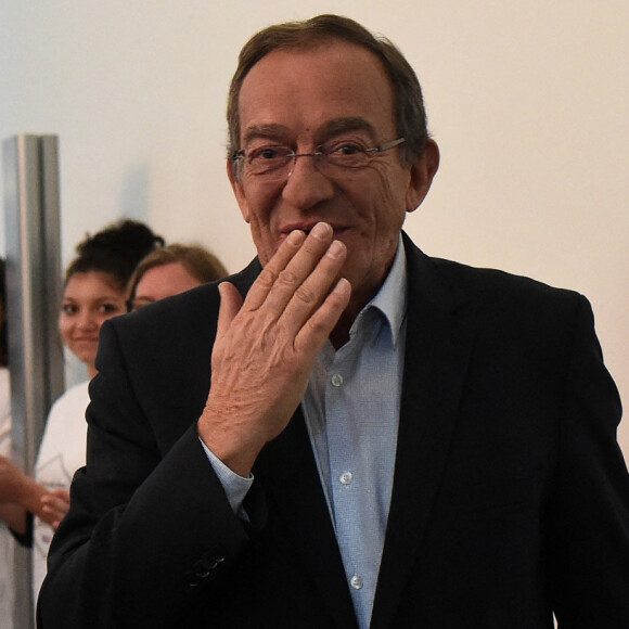 Jean-Pierre Pernaut lors du tournage de l'émission "Votre plus beau marché de France" à Montbrison le 14 juin 2019. © Frédéric Chambert / Panoramic / Bestimage