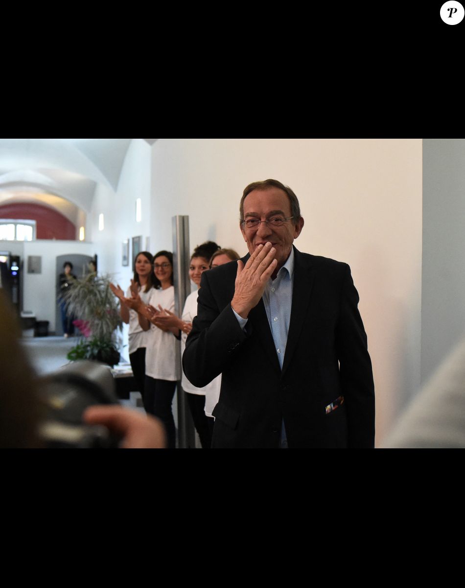 Jean-Pierre Pernaut lors du tournage de l'émission "Votre plus beau marché de France" à Montbrison le 14 juin 2019. © Frédéric Chambert / Panoramic / Bestimage