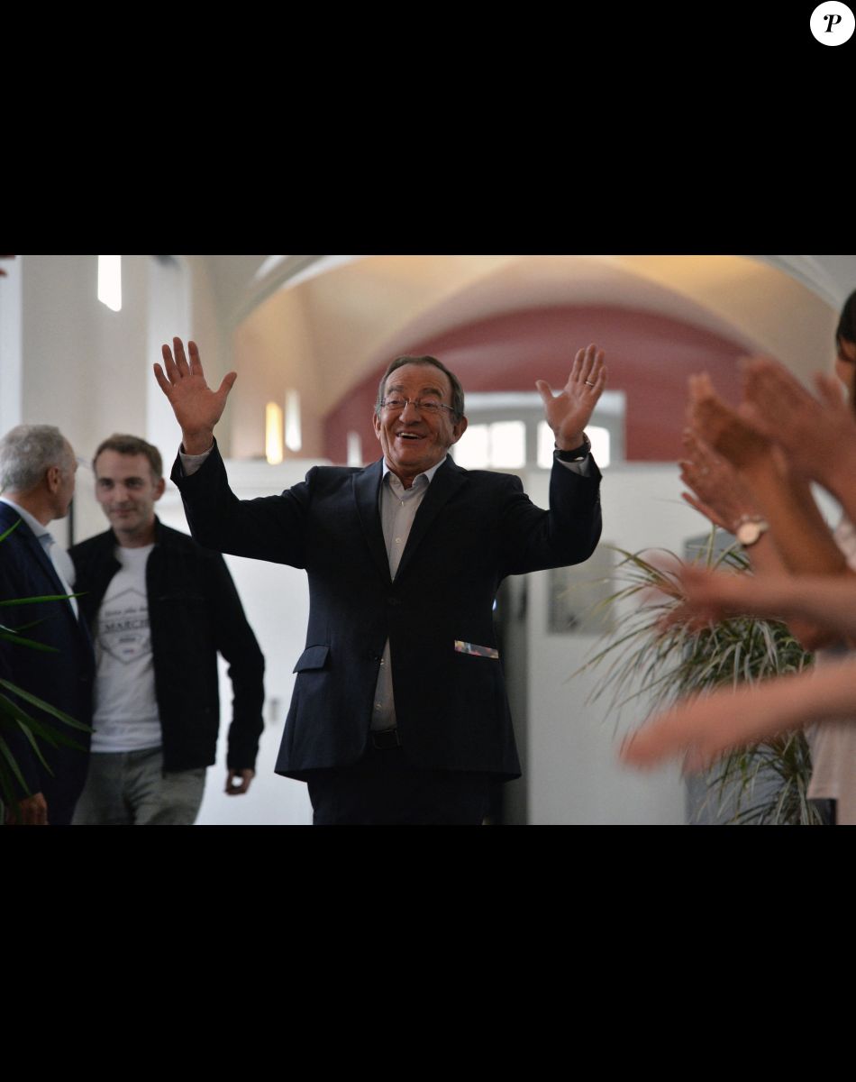 Jean-Pierre Pernaut lors du tournage de l'émission "Votre plus beau marché de France" à Montbrison le 14 juin 2019. © Frédéric Chambert / Panoramic / Bestimage