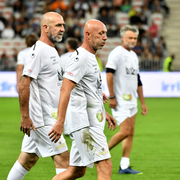 Eric Cantona et Fabien Barthez - Match des Légendes, la rencontre qui mêle le football et le rugby au profit de l'association de P. Olmeta (ancien gardien de but et co-fondateur de l'association), "Un sourire, un espoir pour la vie" s'est déroulé à Nice à l'Allianz Riviera, le 26 septembre 2022. L'association de P. Olmetta est engagée en faveur des enfants atteints de cancer ou de maladie orpheline. © Bruno Bebert/Bestimage