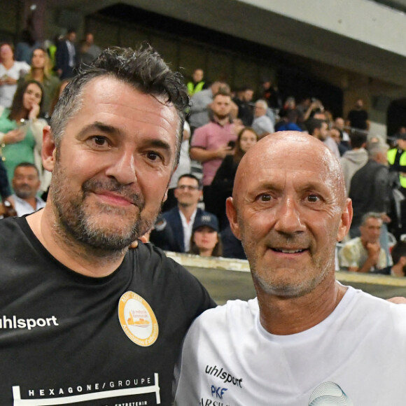 Arnaud Ducret et Fabien Barthez - Match des Légendes, la rencontre qui mêle le football et le rugby au profit de l'association de P. Olmeta (ancien gardien de but et co-fondateur de l'association), "Un sourire, un espoir pour la vie" s'est déroulé à Nice à l'Allianz Riviera, le 26 septembre 2022. L'association de P. Olmetta est engagée en faveur des enfants atteints de cancer ou de maladie orpheline. © Bruno Bebert/Bestimage