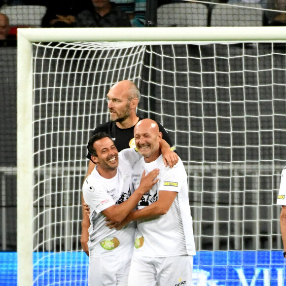 Ludovic Giuly et Fabien Barthez - Match des Légendes, la rencontre qui mêle le football et le rugby au profit de l'association de P. Olmeta (ancien gardien de but et co-fondateur de l'association), "Un sourire, un espoir pour la vie" s'est déroulé à Nice à l'Allianz Riviera, le 26 septembre 2022. L'association de P. Olmetta est engagée en faveur des enfants atteints de cancer ou de maladie orpheline. © Bruno Bebert/Bestimage