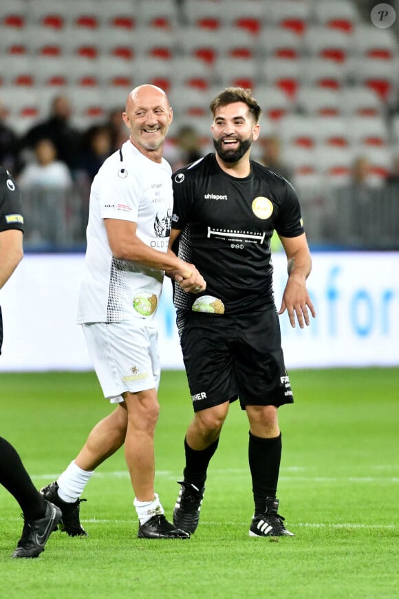 Fabien Barthez et Kendji Girac - Match des Légendes, la rencontre qui mêle le football et le rugby au profit de l'association de P. Olmeta (ancien gardien de but et co-fondateur de l'association), "Un sourire, un espoir pour la vie" s'est déroulé à Nice à l'Allianz Riviera, le 26 septembre 2022. L'association de P. Olmetta est engagée en faveur des enfants atteints de cancer ou de maladie orpheline. © Bruno Bebert/Bestimage