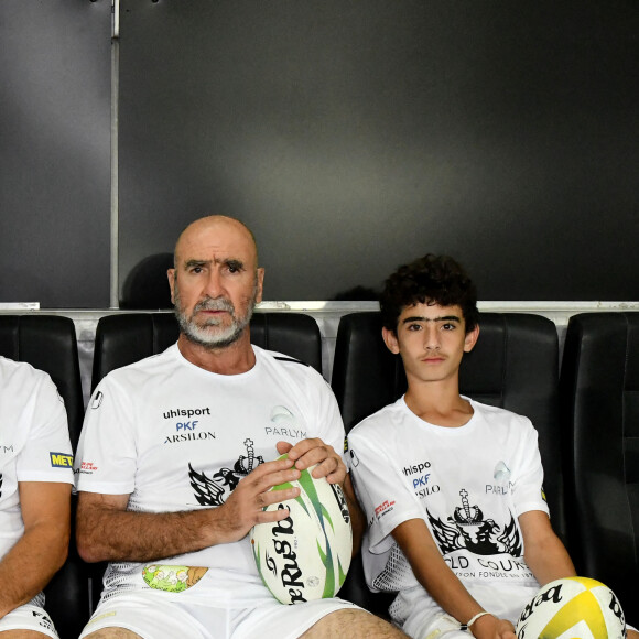 Eric Cantona et son fils Emir - Match des Légendes, la rencontre qui mêle le football et le rugby au profit de l'association de P. Olmeta (ancien gardien de but et co-fondateur de l'association), "Un sourire, un espoir pour la vie" s'est déroulé à Nice à l'Allianz Riviera, le 26 septembre 2022. L'association de P. Olmetta est engagée en faveur des enfants atteints de cancer ou de maladie orpheline. © Bruno Bebert/Bestimage
