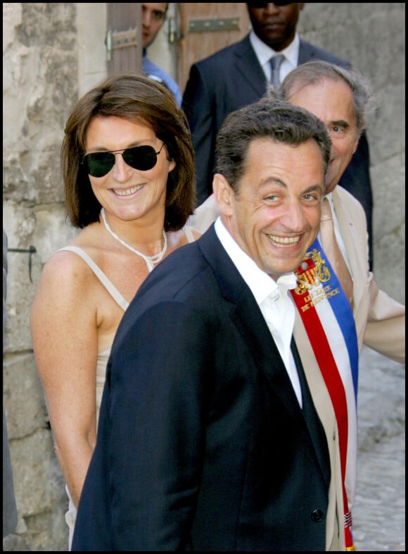 Cécilia et Nicolas Sarkozy - Mariage de Jean Reno devant la mairie des Baux-de-Provence en 2006