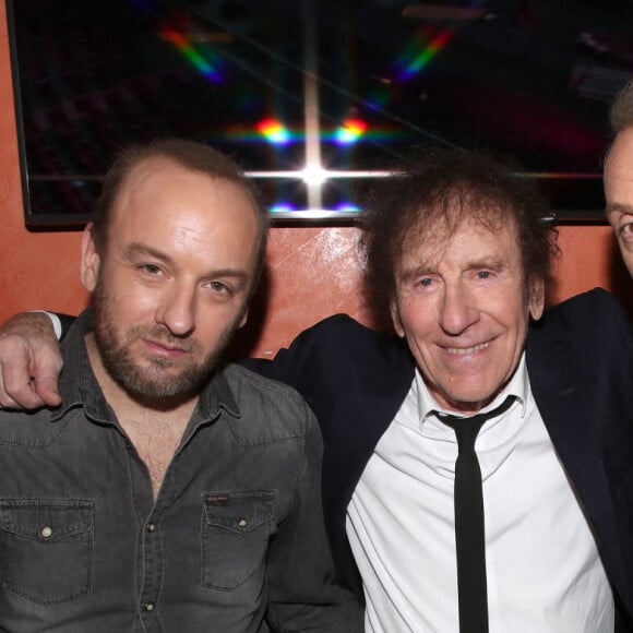 Exclusif - Alain Souchon entre ses fils Ours et Pierre Souchon - Coulisses du XVe gala pour la Fondation Recherche Alzheimer à l'Olympia à Paris le 14 mars 2022. © Bertrand Rindoff/Bestimage