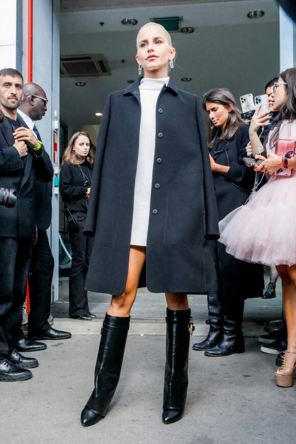 Caroline "Caro" Daur - Arrivées au défilé Giambattista Valli, collection femme prêt-à-porter printemps-été, lors de la Fashion Week de Paris, le 30 septembre 2022.