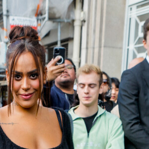 Amel Bent - Arrivées au défilé Giambattista Valli, collection femme prêt-à-porter printemps-été, lors de la Fashion Week de Paris, le 30 septembre 2022.