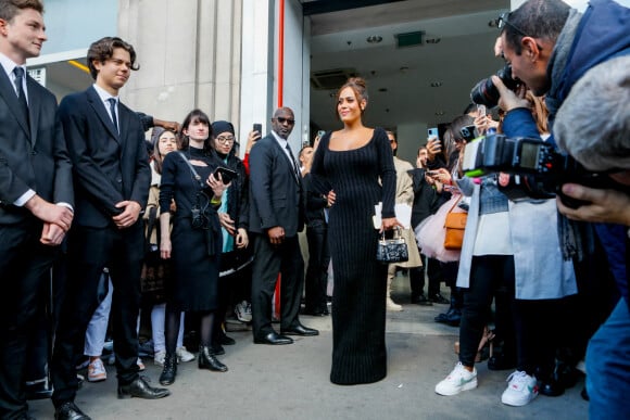 Amel Bent - Arrivées au défilé Giambattista Valli, collection femme prêt-à-porter printemps-été, lors de la Fashion Week de Paris, le 30 septembre 2022.