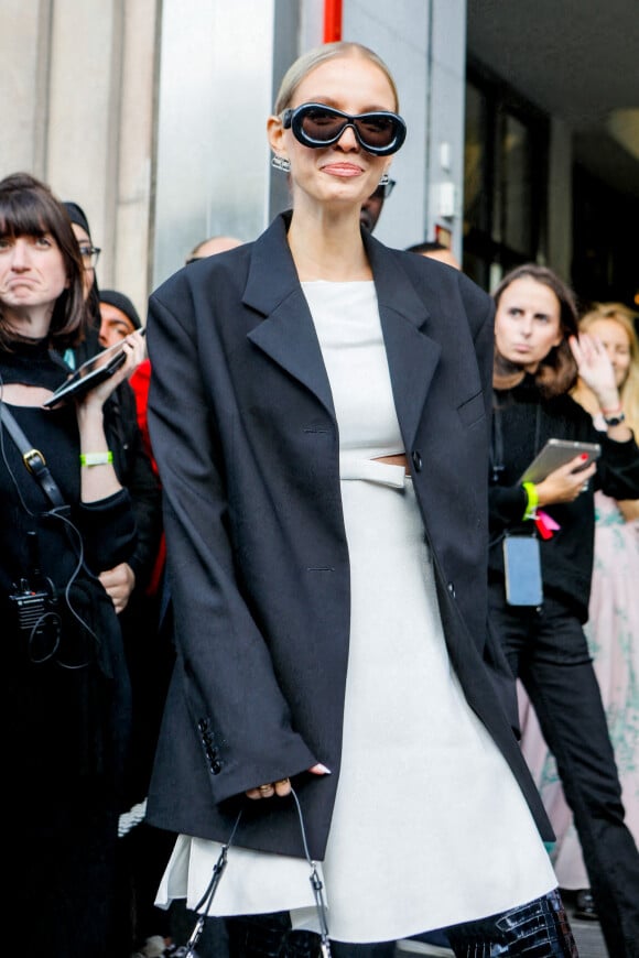 Leonie Hanne - Arrivées au défilé Giambattista Valli, collection femme prêt-à-porter printemps-été, lors de la Fashion Week de Paris, le 30 septembre 2022.