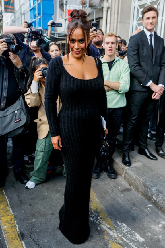 Amel Bent - Arrivées au défilé Giambattista Valli, collection femme prêt-à-porter printemps-été, lors de la Fashion Week de Paris, le 30 septembre 2022.