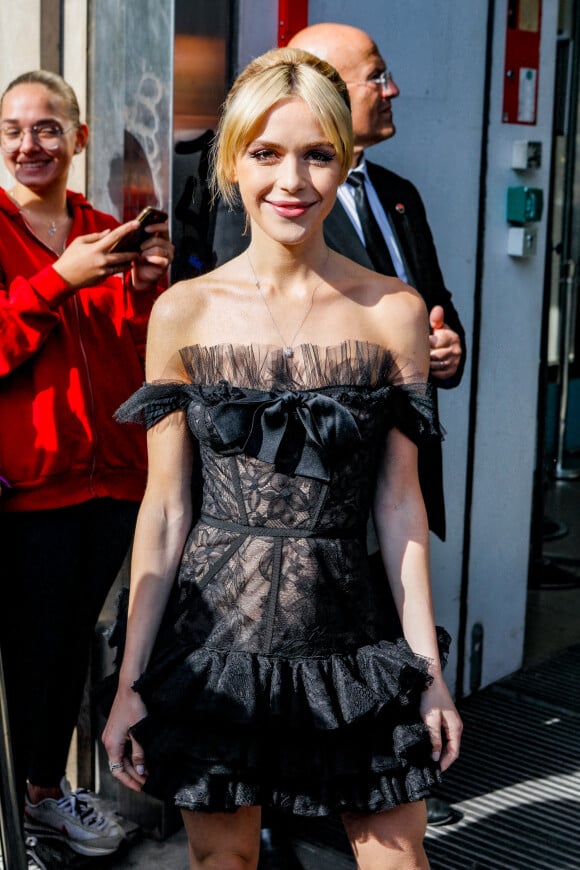 Kiernan Shipka - Sorties au défilé Giambattista Valli, collection femme prêt-à-porter printemps-été, lors de la Fashion Week de Paris, le 30 septembre 2022.