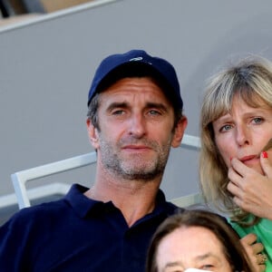 Karin Viard et Manuel Herrero dans les tribunes des Internationaux de France de Roland Garros à Paris le 11 juin 2021