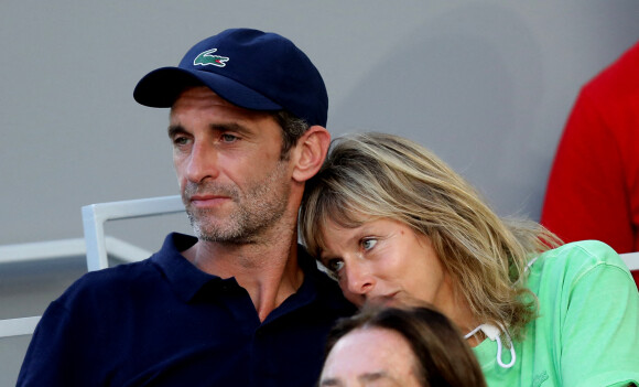 Karin Viard et Manuel Herrero dans les tribunes des Internationaux de France de Roland Garros à Paris le 11 juin 2021