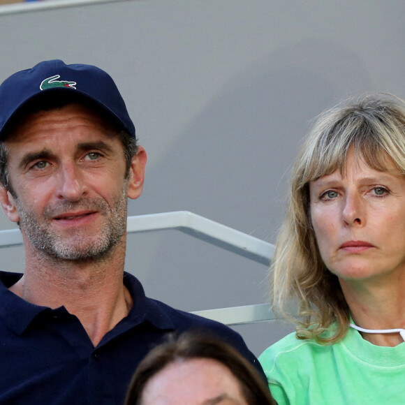 Karin Viard et Manuel Herrero dans les tribunes des Internationaux de France de Roland Garros à Paris le 11 juin 2021