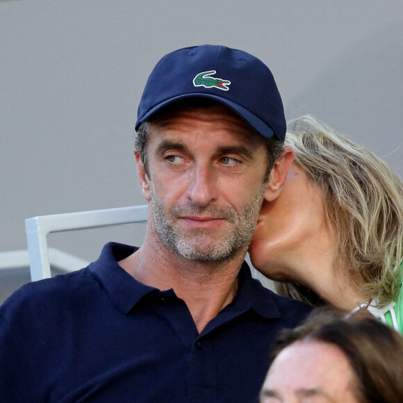 Karin Viard et Manuel Herrero dans les tribunes des Internationaux de France de Roland Garros à Paris le 11 juin 2021