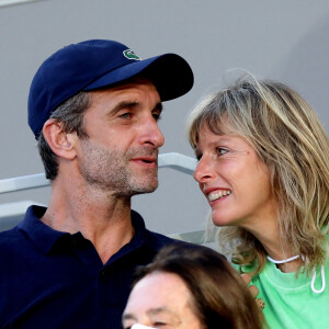 Karin Viard et Manuel Herrero dans les tribunes des Internationaux de France de Roland Garros à Paris le 11 juin 2021