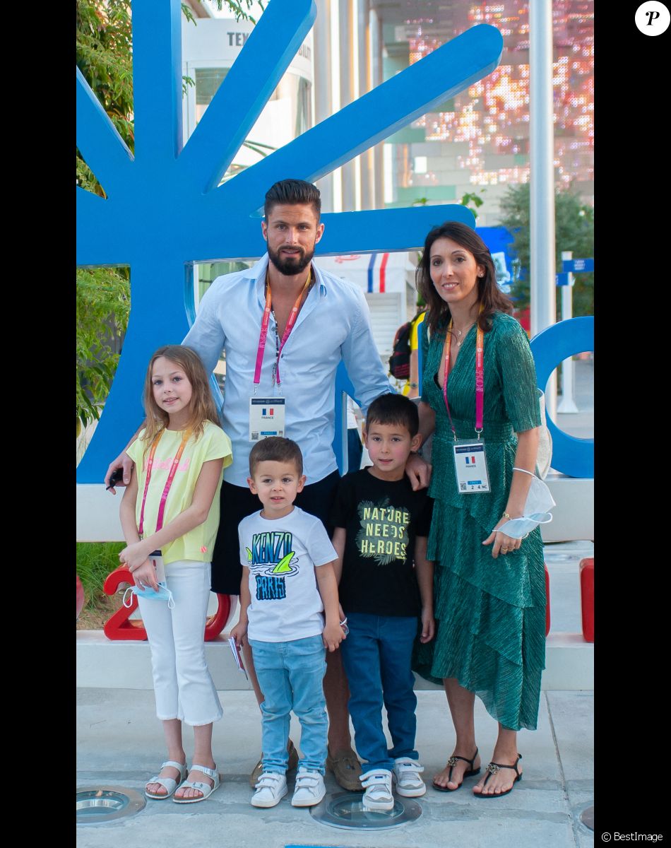 Exclusif - Olivier Giroud avec sa femme Jennifer et leurs enfants, Jade, Evan et Aaron, arrivent au Pavillon France à l'expo universelle Expo Dubaï 2020, à Dubaï, Emirats Arabes Unis, le 28 décembre 2021.