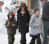 Angelina Jolie emmène ses enfants Shiloh et Knox manger une glace lors de leurs vacances au ski à Crested Butte dans le Colorado, le 2 janvier 2017