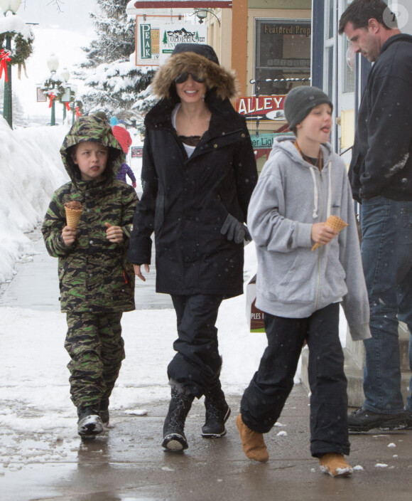Angelina Jolie emmène ses enfants Shiloh et Knox manger une glace lors de leurs vacances au ski à Crested Butte dans le Colorado, le 2 janvier 2017