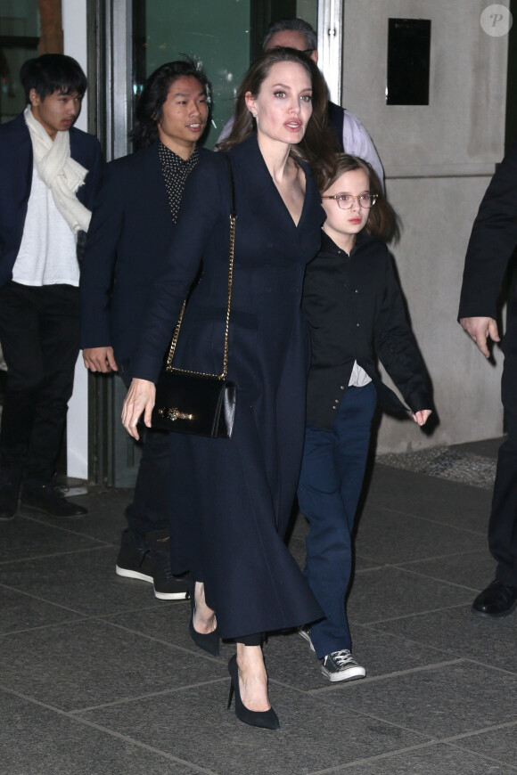 Angelina Jolie sort avec ses enfants Shiloh, Zahara, Maddox, Pax, Knox et Vivienne de l’hôtel Crosby à New York, le 25 février 2019
