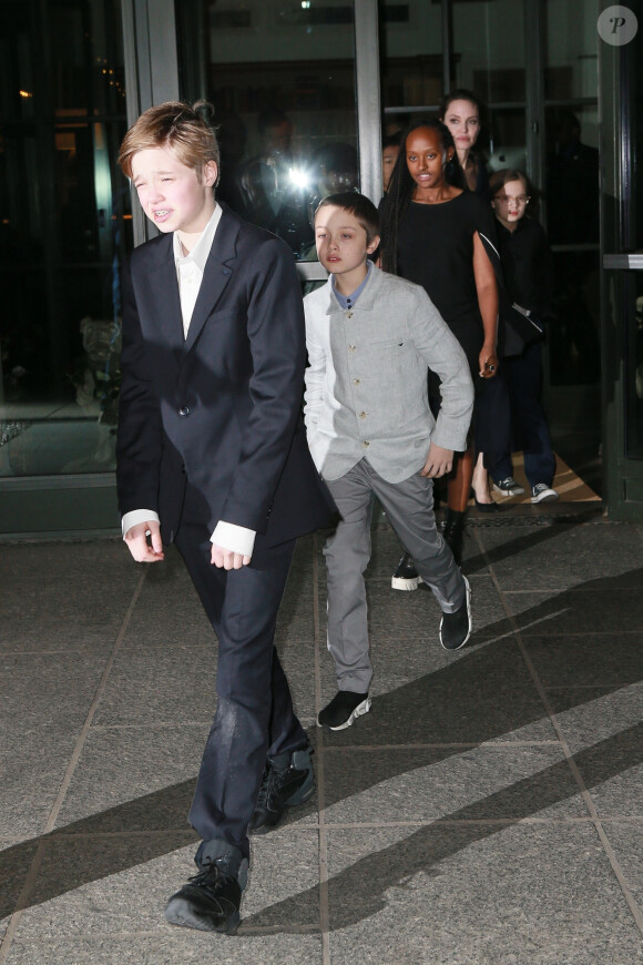 Angelina Jolie arrive avec ses enfants Shiloh, Zahara, Maddox, Pax, Knox et Vivienne à l’hôtel Crosby pour assister à la projection d’un film à New York, le 25 février 2019
