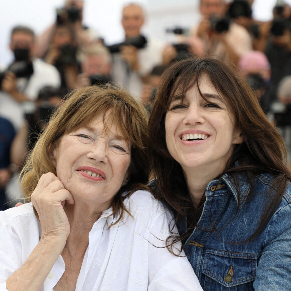 Jane Birkin (habillée en Celine), Charlotte Gainsbourg au photocall du film "Jane par Charlotte" (Cannes première) lors du 74ème festival international du film de Cannes le 8 juillet 2021 © Borde / Jacovides / Moreau / Bestimage 