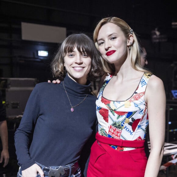 Exclusif - La chanteuse Pomme et la chanteuse Angele - Backstage - Enregistrement de l'émission "La Chanson secrète 10" diffusée sur TF1 le 22 janvier 2022 © Cyril Moreau / Bestimage Après le succès des précédentes éditions, " LA CHANSON SECRETE ", présentée par N.ALIAGAS et produite par DMLS TV, revient sur TF1. 8 artistes ne savent rien de ce qui va se passer pour eux ! Ils ont accepté de jouer le jeu, de se laisser totalement surprendre, émouvoir, parfois même déstabiliser car ils vont découvrir en même temps que les téléspectateurs une surprise : une chanson qui leur est chère revisitée et réinterprétée par un artiste. Des mises en scène spectaculaires au service de l'émotion... Et des émotions fortes pour l'artiste assis dans le fauteuil grâce à la venue sur le plateau de proches et d'invités inattendus. Les téléspectateurs seront aux premières loges pour vivre ces moments d'intimité musicale rare. 