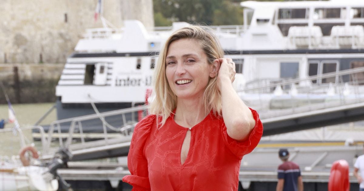 Julie Gayet Photocall De Lhistoire De Annette Zelman Lors De La 24ème édition Du Festival De 