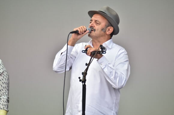 La famille Chedid (Louis, Matthieu, Joseph et Anna Chedid) réunie pour un concert lors de la Fête de l'Humanité 2015 dans le Parc de la Courneuve à Paris, le 13 septembre 2015.