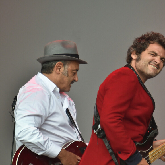 La famille Chedid (Louis, Matthieu, Joseph et Anna Chedid) réunie pour un concert lors de la Fête de l'Humanité 2015 dans le Parc de la Courneuve à Paris, le 13 septembre 2015.