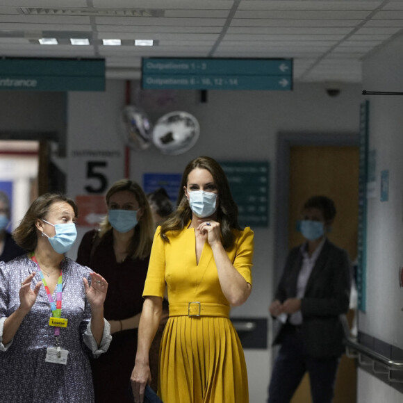 Catherine (Kate) Middleton, princesse de Galles, visite la maternité du Royal Surrey County Hospital à Guildford, le 5 octobre 2022. Sa venue a pour objectif d'en savoir plus sur le soutien holistique qu'il offre aux femmes enceintes et aux nouvelles mères pour s'assurer qu'elles reçoivent les meilleurs soins possibles tout au long et au-delà de leur grossesse. 