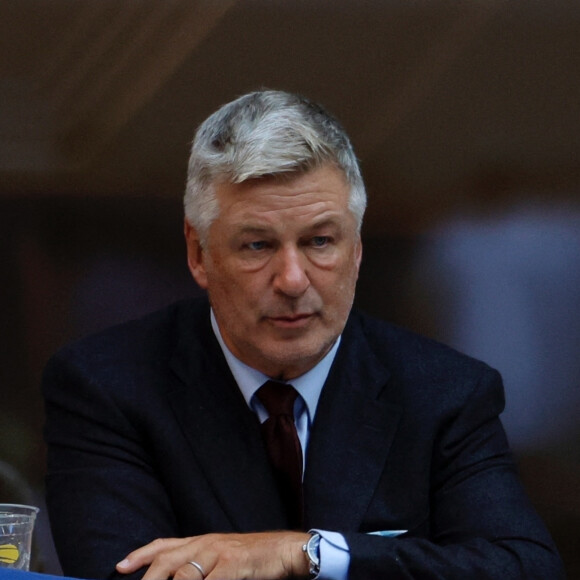 Alec Baldwin regarde le match Casper Ruud contre karen khachanov lors de l'US Open le 9 septembre 2022. 