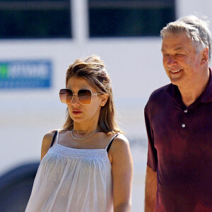 Exclusif - Alec Baldwin et sa femme Hilaria enceinte lors d'une balade dans les Hamptons, le 2 juillet 2022. 