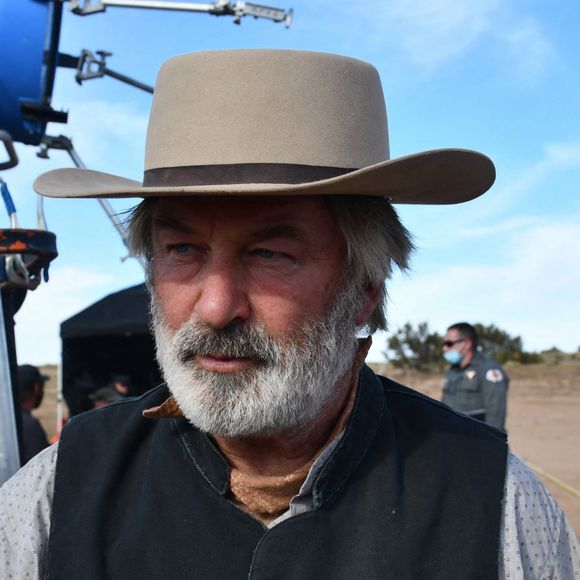 Le département du shériff de Santa Fe dévoile des photos et des vidéos du drame qui coûté la vie à Halyna Hutchins lors du tournage du film "Rust" avec Alec Baldwin.