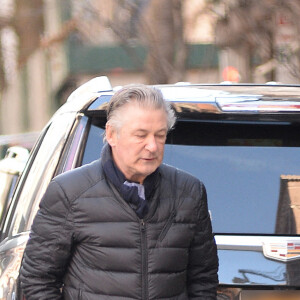 Exclusif - Alec Baldwin s'est arrêté prendre un café à emporter dans les rues de New York, pendant que sa femme Hilaria l'attendait au volant de son 4x4. Le 19 février 2022.