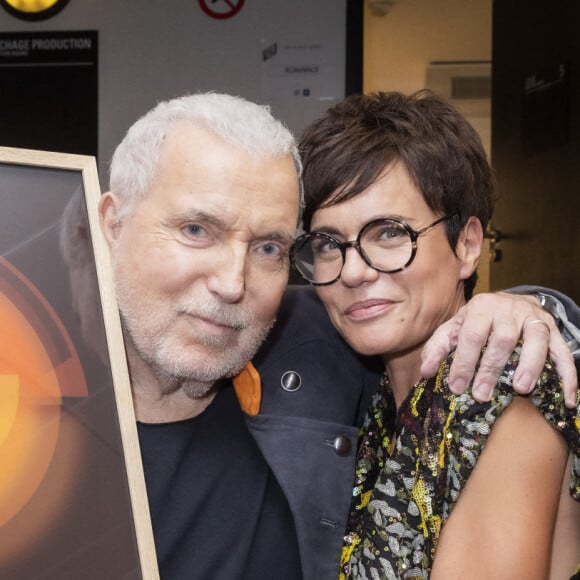 Exclusif - Bernard Lavilliers remet un disque de platine à sa femme Sophie Chevallier-Lavilliers pour sa participation à son album (création graphique) - Backstage du concert de Bernard Lavilliers à l'Olympia à Paris le 16 juin 2022. © Jack Tribeca / Bestimage