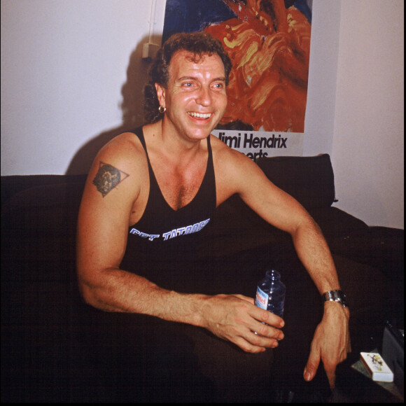 Bernard Lavilliers dans sa loge, avec ses bras musclés qui ont dû plaire à son ex-femme Lisa Lyon, bodybuildeuse américaine.