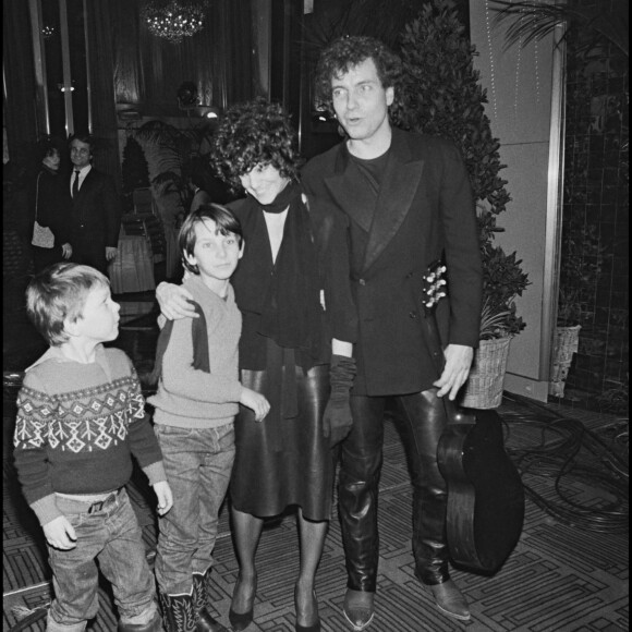 Bernard Lavilliers et sa femme Evelyne avec leur fils Guillaume lors des trophées d'Antenne 2 en 1982