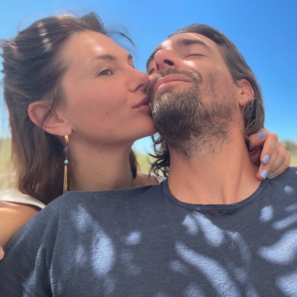 Alice Detollenaere et son compagnon Camille Lacourt. Instagram. Le 2 juillet 2022.