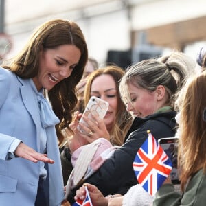 Le prince William, prince de Galles, et Catherine (Kate) Middleton, princesse de Galles, visitent l'organisation caritative pour la jeunesse "Carrick Connect" pour la jeunesse à Carrickfergus (Irlande du Nord), le 6 octobre 2022. 