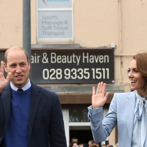 Le prince William, prince de Galles, et Catherine (Kate) Middleton, princesse de Galles, visitent l'organisation caritative pour la jeunesse "Carrick Connect" pour la jeunesse à Carrickfergus (Irlande du Nord), le 6 octobre 2022. 