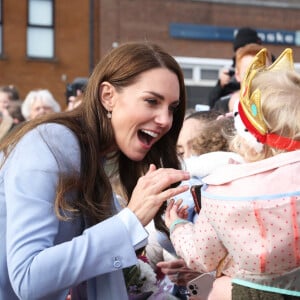 Le prince William, prince de Galles, et Catherine (Kate) Middleton, princesse de Galles, visitent l'organisation caritative pour la jeunesse "Carrick Connect" pour la jeunesse à Carrickfergus (Irlande du Nord), le 6 octobre 2022. 