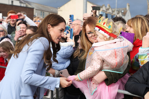 Le prince William, prince de Galles, et Catherine (Kate) Middleton, princesse de Galles, visitent l'organisation caritative pour la jeunesse "Carrick Connect" pour la jeunesse à Carrickfergus (Irlande du Nord), le 6 octobre 2022. 