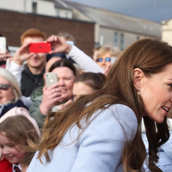 Le prince William, prince de Galles, et Catherine (Kate) Middleton, princesse de Galles, visitent l'organisation caritative pour la jeunesse "Carrick Connect" pour la jeunesse à Carrickfergus (Irlande du Nord), le 6 octobre 2022. 