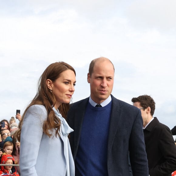 Le prince William, prince de Galles, et Catherine (Kate) Middleton, princesse de Galles, visitent l'organisation caritative pour la jeunesse "Carrick Connect" pour la jeunesse à Carrickfergus (Irlande du Nord), le 6 octobre 2022. 