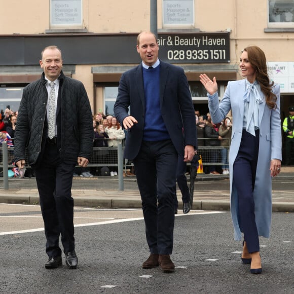 Le prince William, prince de Galles, et Catherine (Kate) Middleton, princesse de Galles, visitent l'organisation caritative pour la jeunesse "Carrick Connect" pour la jeunesse à Carrickfergus (Irlande du Nord), le 6 octobre 2022. 